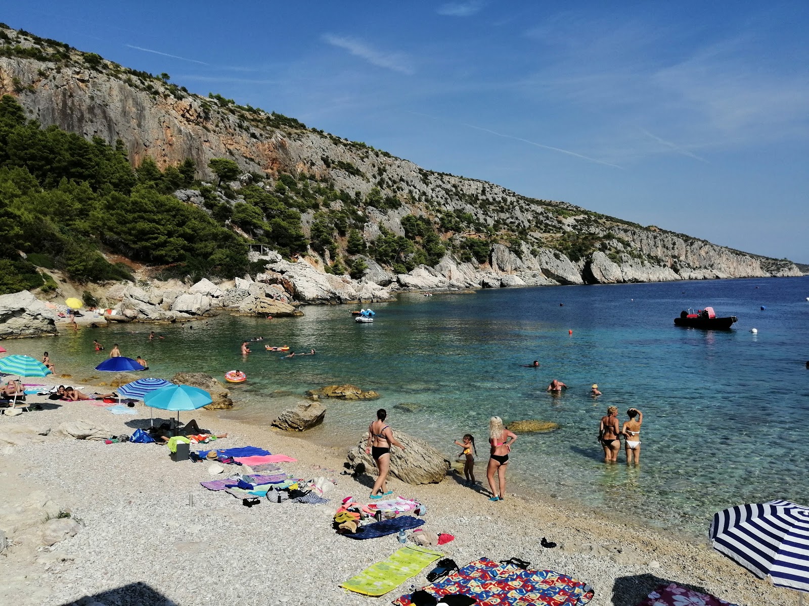 Velo Zarace beach的照片 带有碧绿色纯水表面