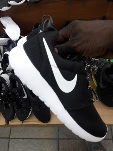 Shoe Store «Outlet Shoes & Rugs», reviews and photos, 221 E Ledbetter Dr, Dallas, TX 75216, USA