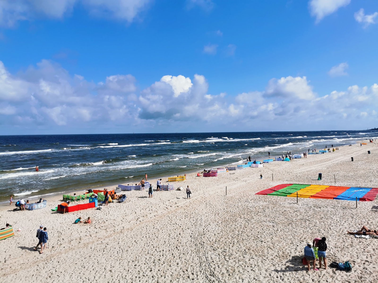 Foto de Grzybowo Baltycka Beach com areia fina e brilhante superfície