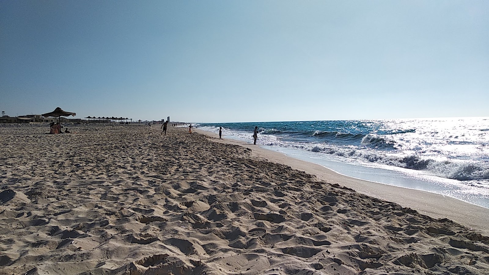 Valokuva Al Marwa Beachista. pinnalla turkoosi puhdas vesi:n kanssa