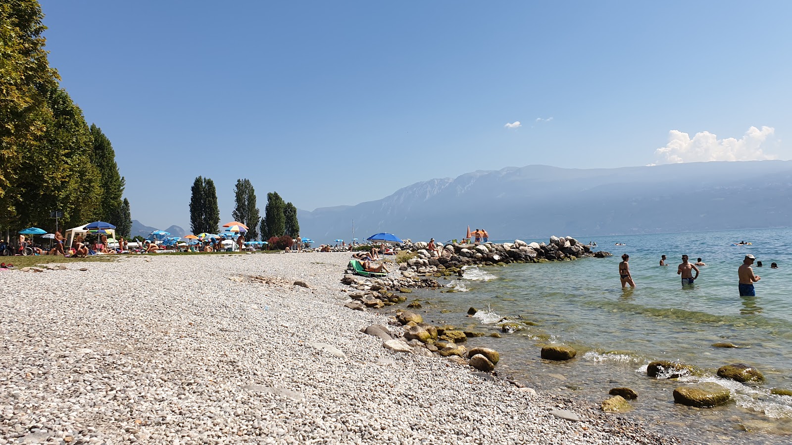 Spiaggia Toscolano'in fotoğrafı - rahatlamayı sevenler arasında popüler bir yer