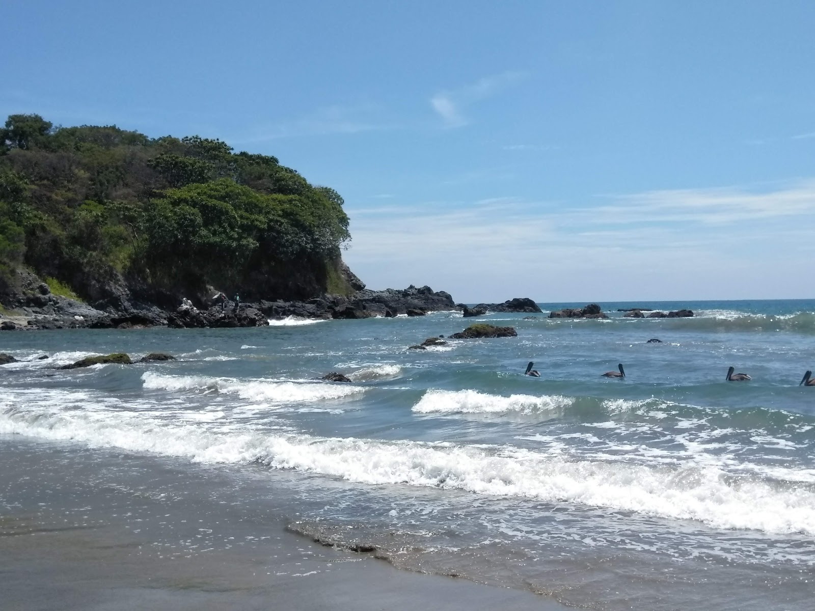 Fotografie cu Playa Ojo De Agua sprijinit de stânci