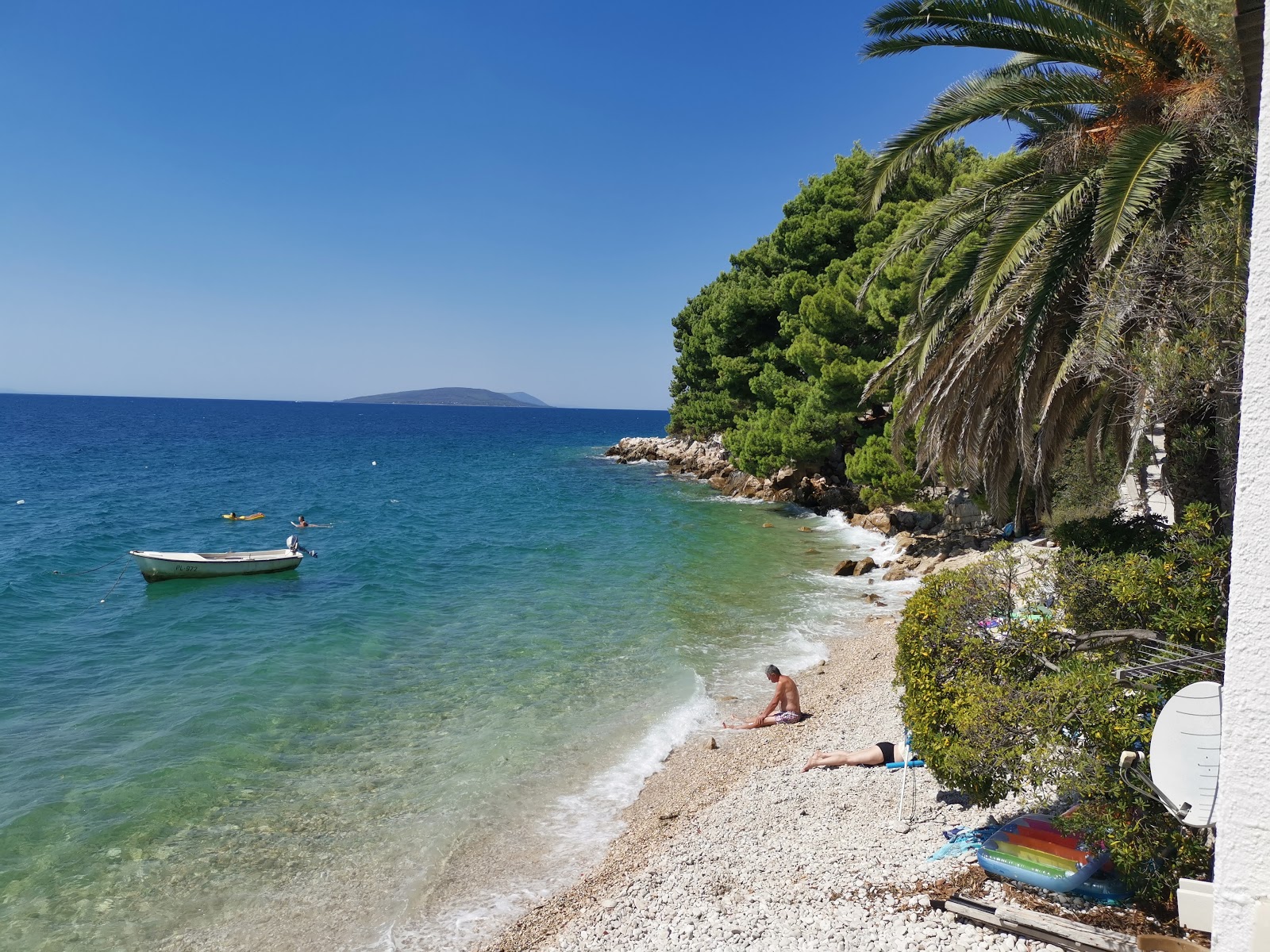 Φωτογραφία του Uvala Borova με καθαρό νερό επιφάνεια