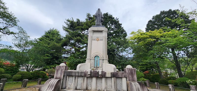 片倉兼太郎銅像