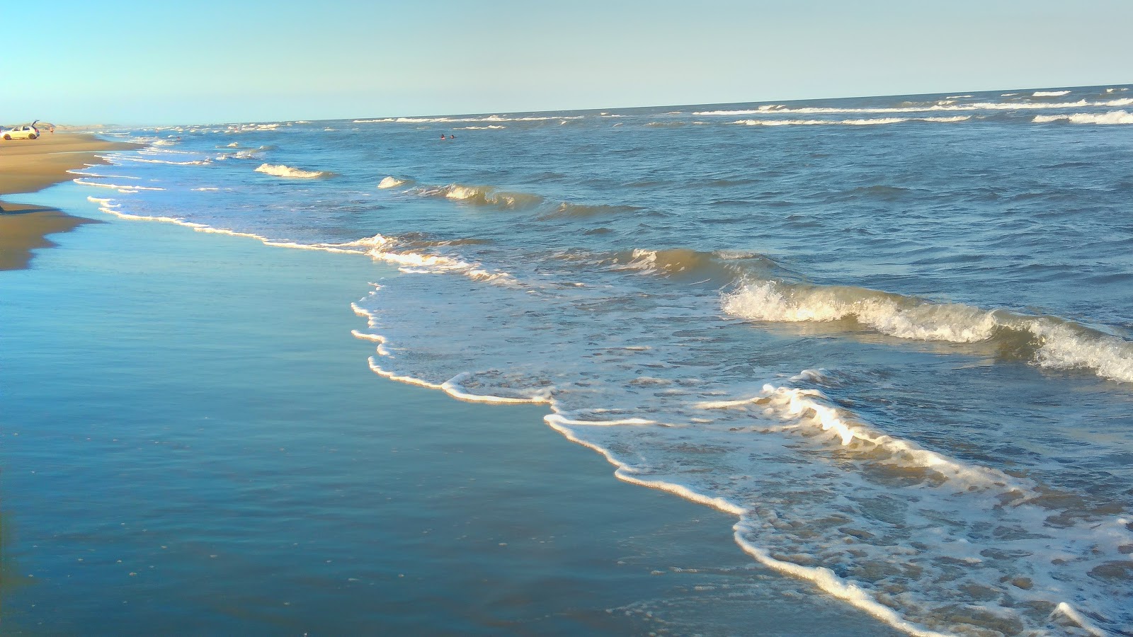 Photo de Plage du Phare de la Solitude avec rivage droit, long