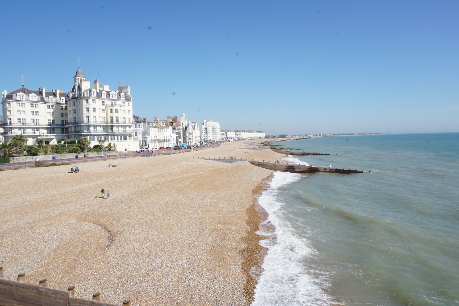Foto di Spiaggia di Eastbourne con una superficie del piccoli ciottoli beige
