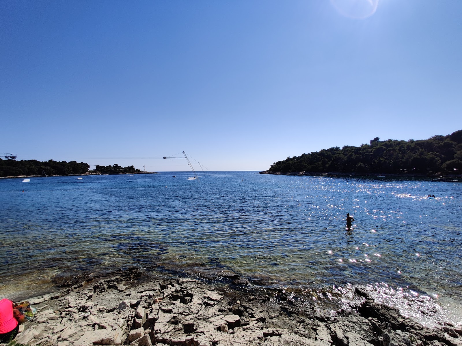 Stoja beach的照片 带有碧绿色纯水表面