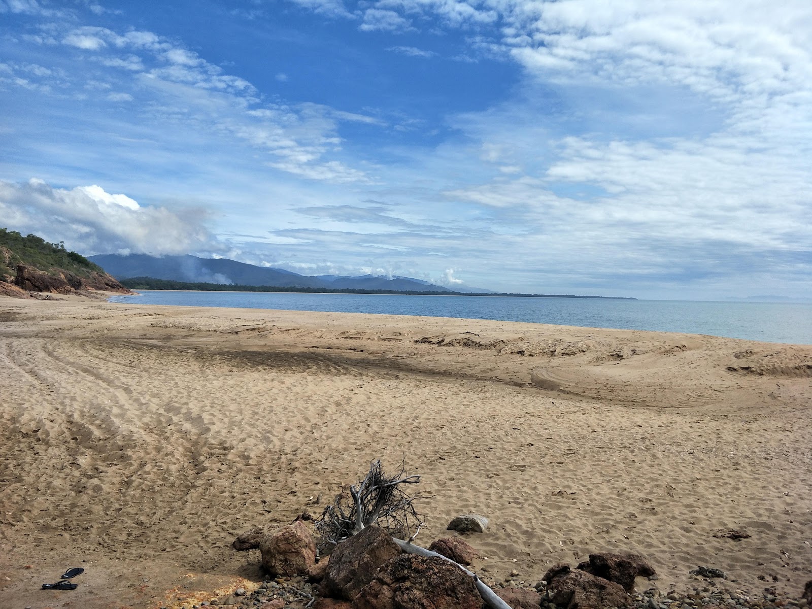 Toomulla Beach的照片 带有长直海岸
