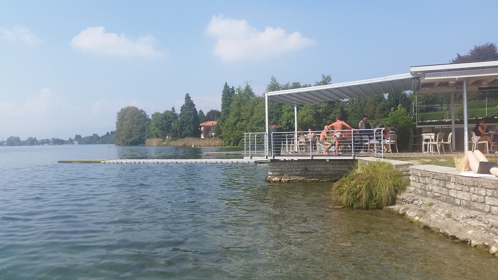Fotografie cu Oltrelago Beach zonele de facilități