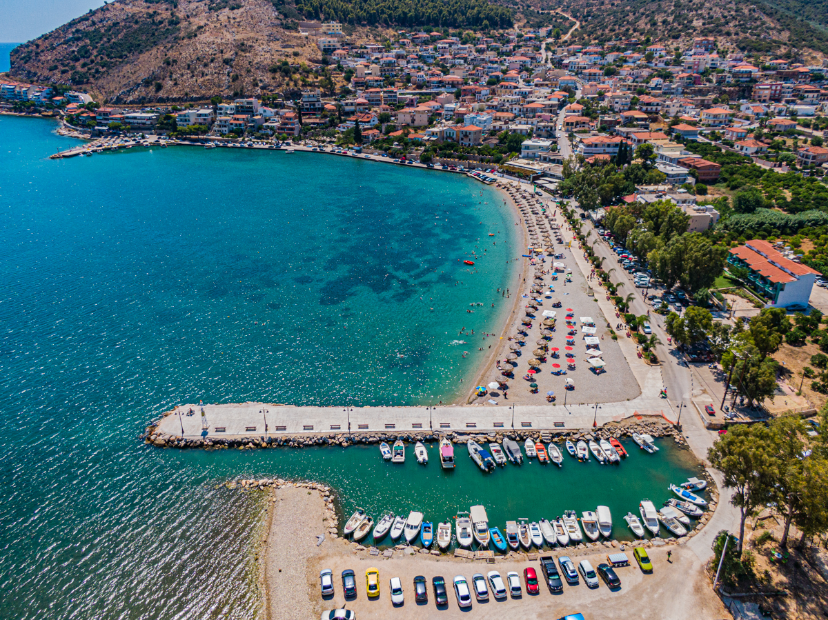 Foto von Paralia Kiveriou mit kleine, beiger kiesel Oberfläche