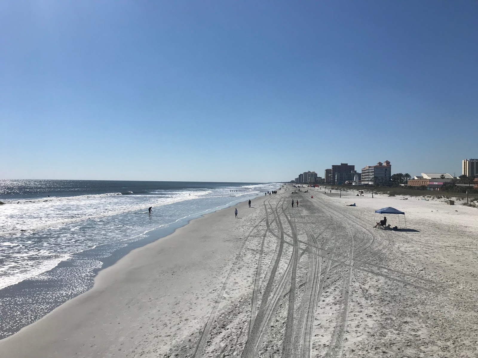 Foto af Jacksonville beach med lang lige kyst