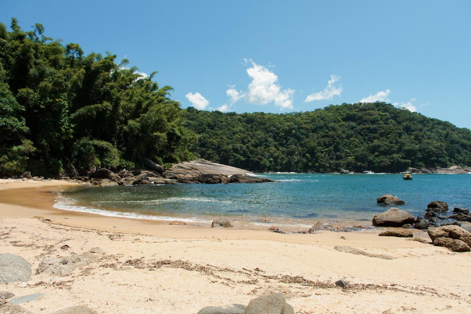 Foto di Praia Mansa con una superficie del sabbia beige