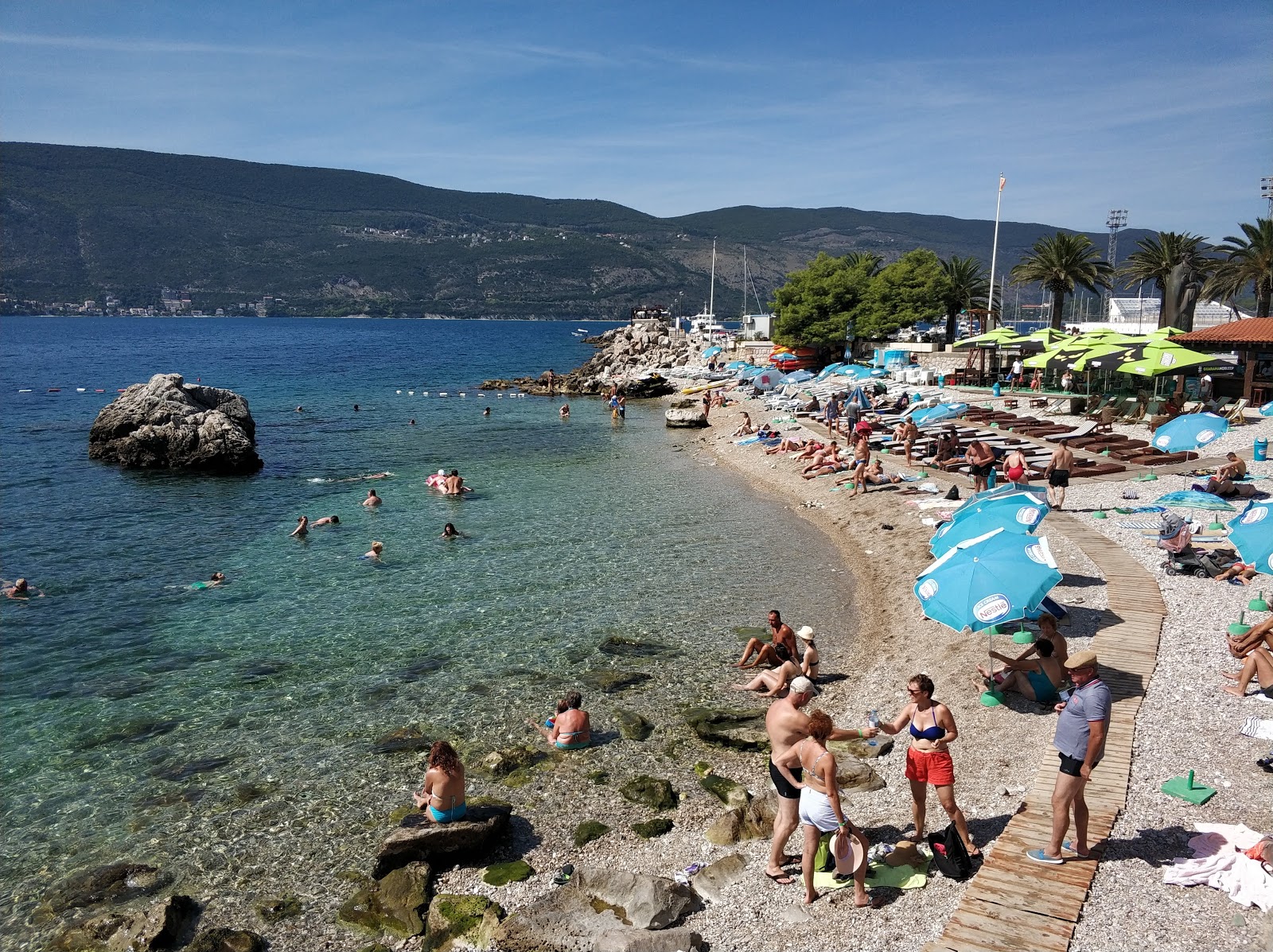Herceg Novi beach'in fotoğrafı hafif ince çakıl taş yüzey ile