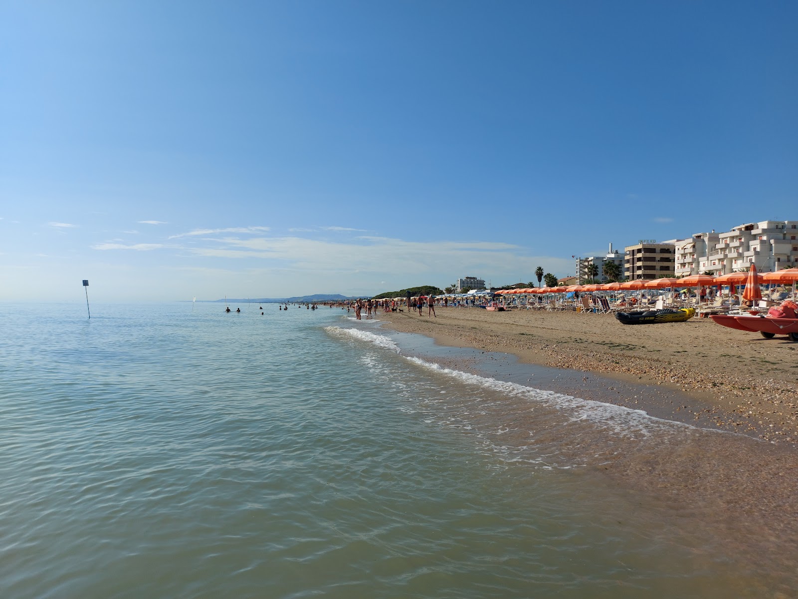 Valokuva Spiaggia di Alba Adriaticaista. mukavuudet alueella