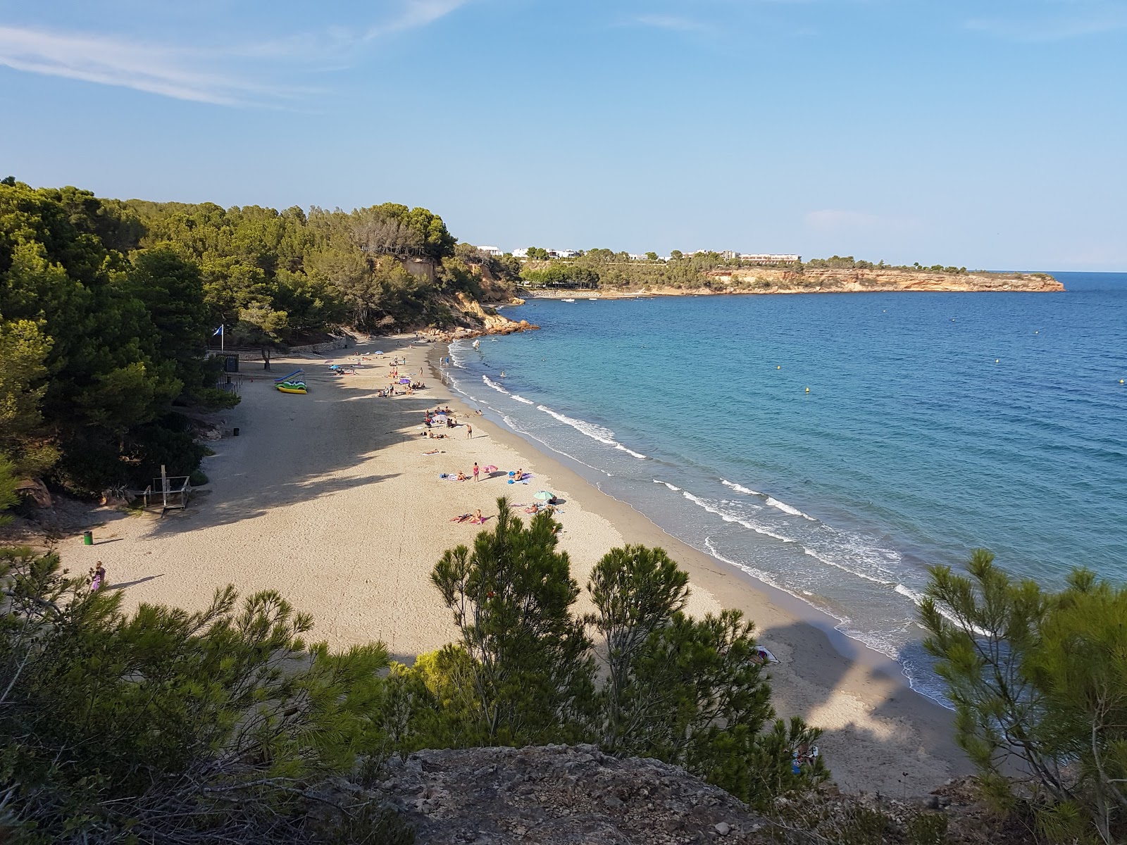 Φωτογραφία του Platja Cap Roig με φωτεινή άμμος επιφάνεια