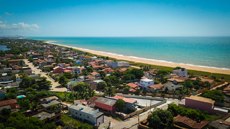 Foto von Strand Ponta da Fruta und die siedlung