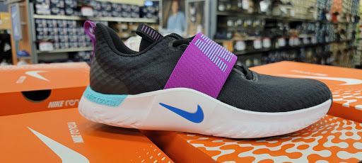 Shoe Store «Shoe Carnival», reviews and photos, 2105 N Prospect Ave, Champaign, IL 61822, USA