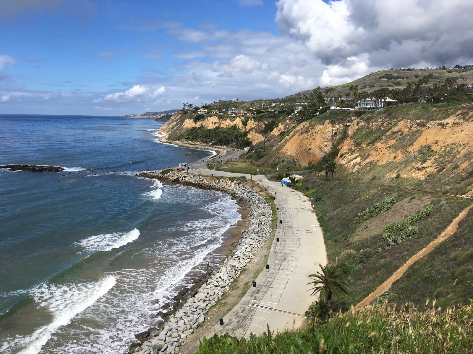 Foto de White Point Beach com linha costeira longa e reta
