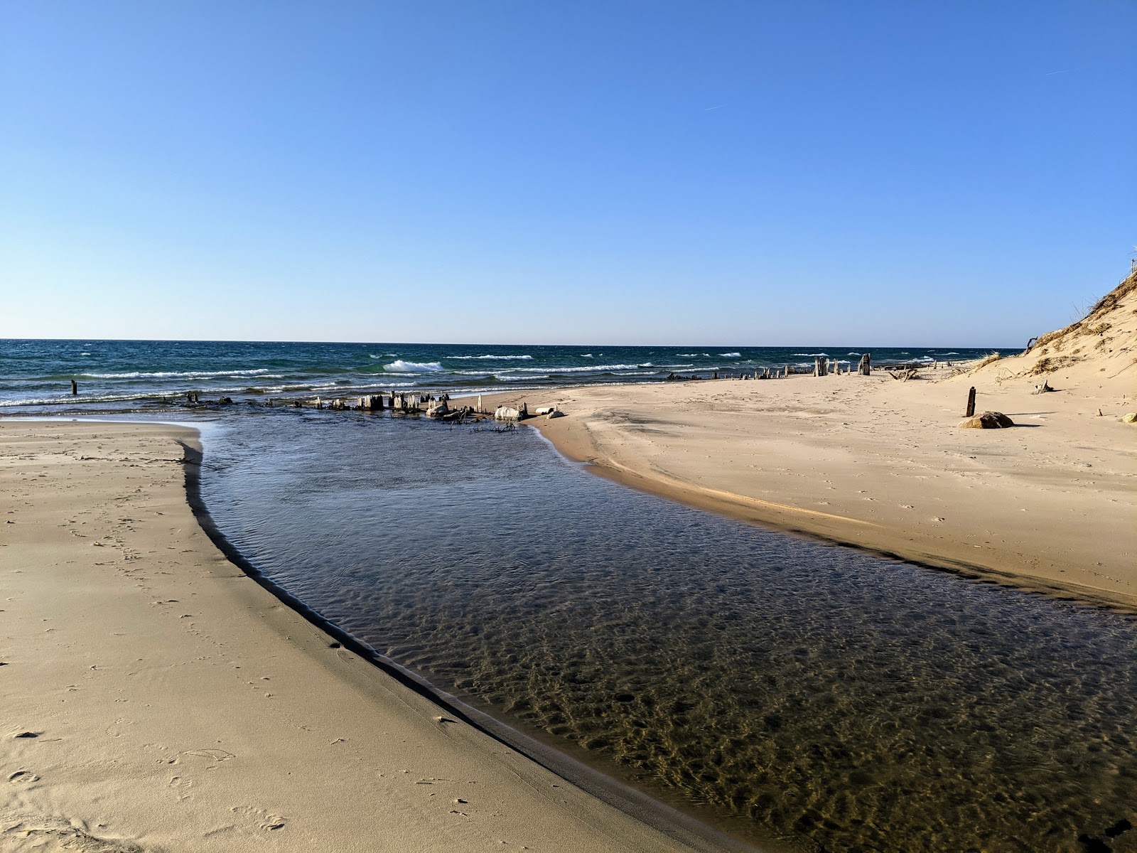 Valokuva Golden Township Beachista. sisältäen pitkä suora