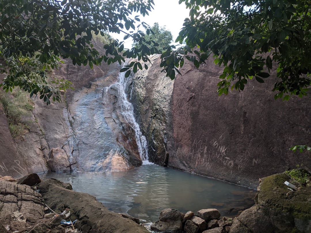 ஏழானபொற்றை அருவி