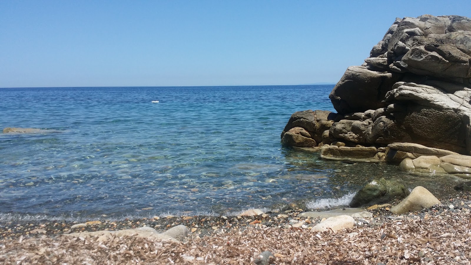 Photo de Spiaggia di Remonto partie de la zone de l'hôtel