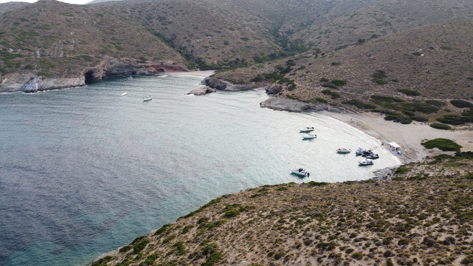 Foto von Paralia Makronissos mit kleine, beiger kiesel Oberfläche