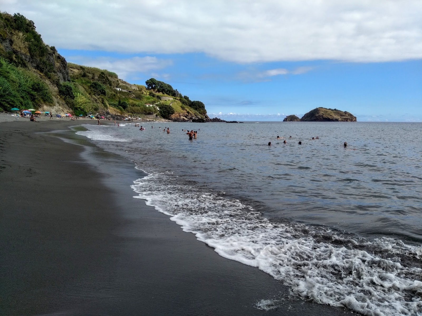 Praia Do Degredo的照片 带有灰色沙和岩石表面