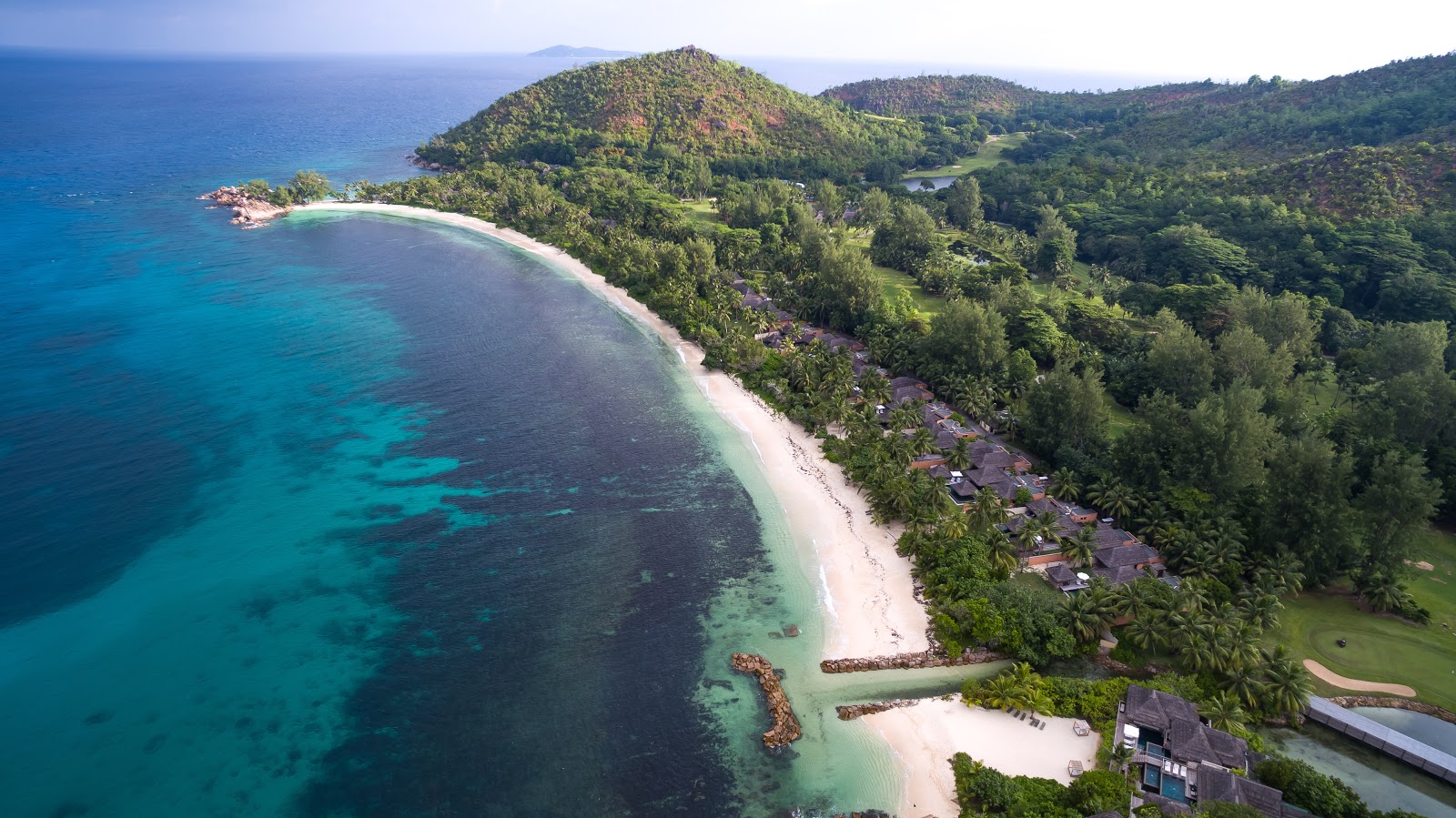 Foto af Anse Kerlan Strand bakket op af klipperne