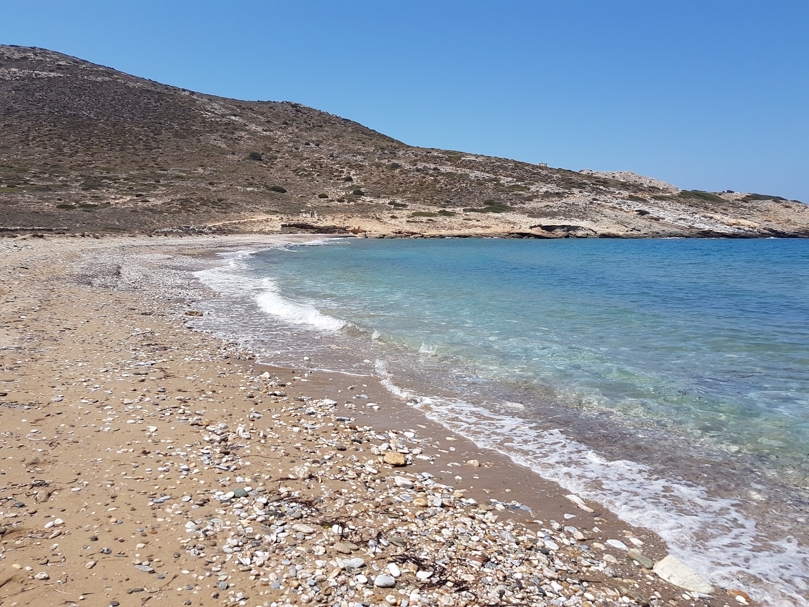 Foto de Plakoto beach con agua cristalina superficie