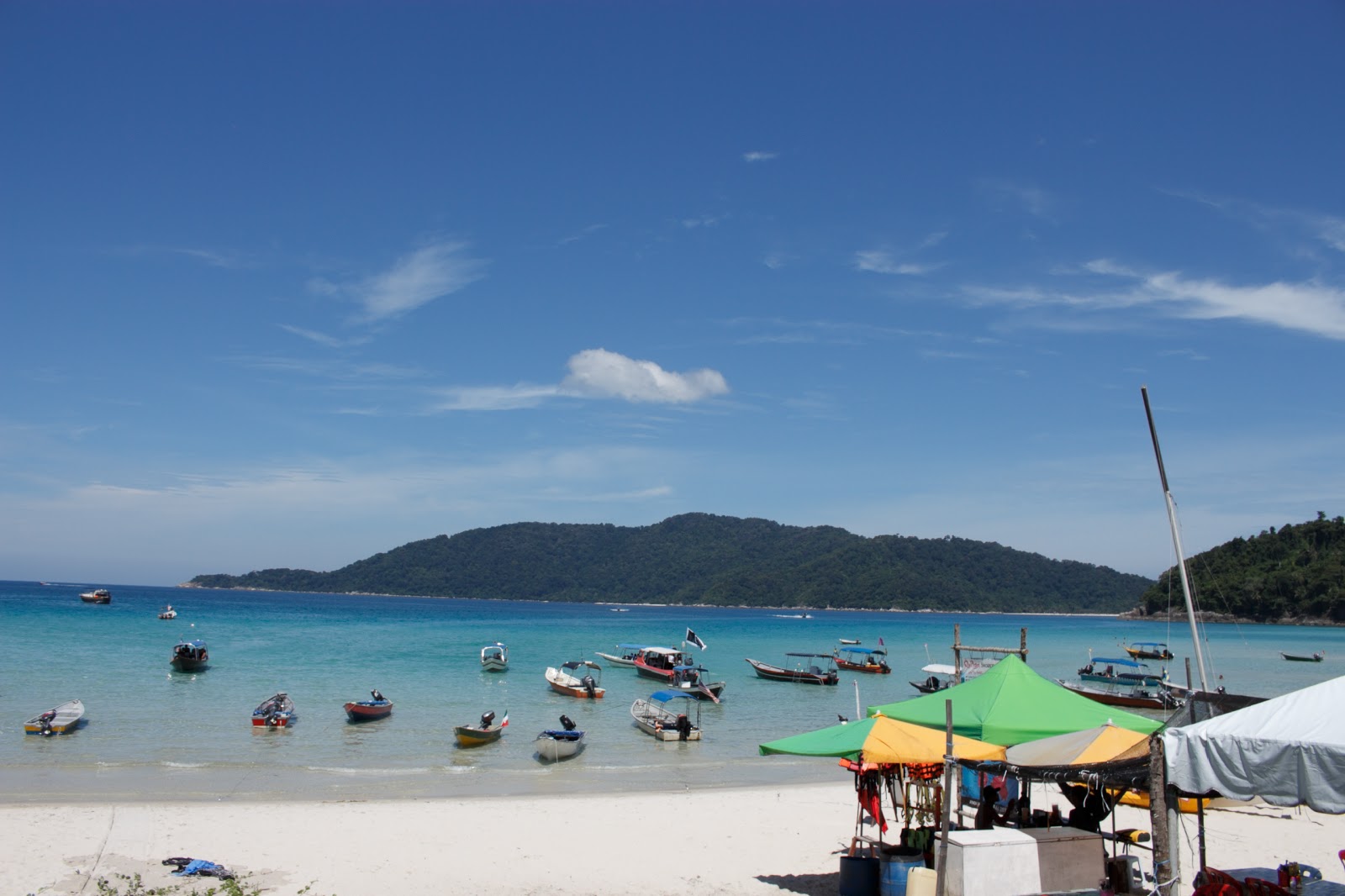 Foto de Pasir Panjang Beach apoiado por penhascos