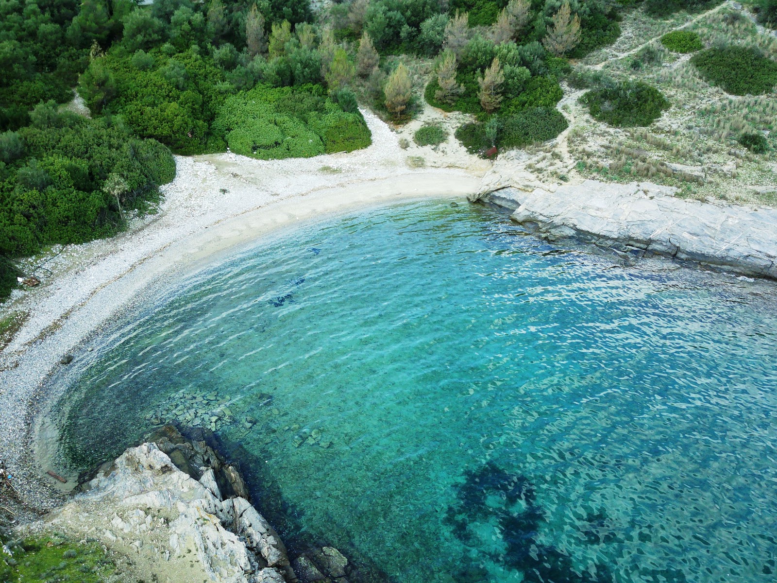 Foto von Ag. Stefanos beach mit schwarzer sand & kiesel Oberfläche