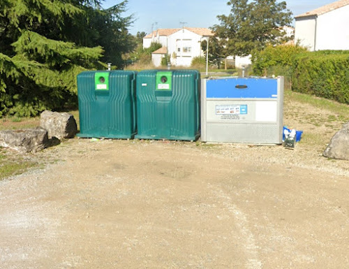 Centre de recyclage Poubelles conteneurs verres et papiers/cartons Aiffres