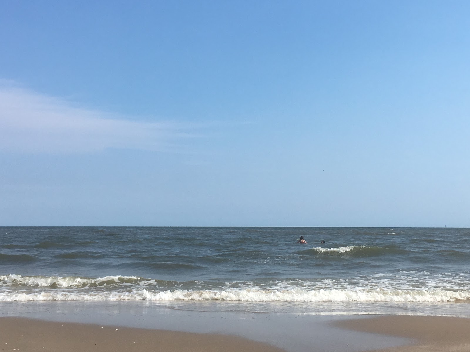 Mae's beach的照片 带有蓝色的水表面