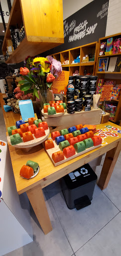 Cosmetics Store «Lush», reviews and photos, 10 Rosedale Shopping Center, Roseville, MN 55113, USA