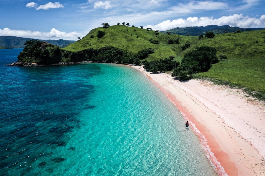 Pink Beach Padar'in fotoğrafı dağlarla çevrili