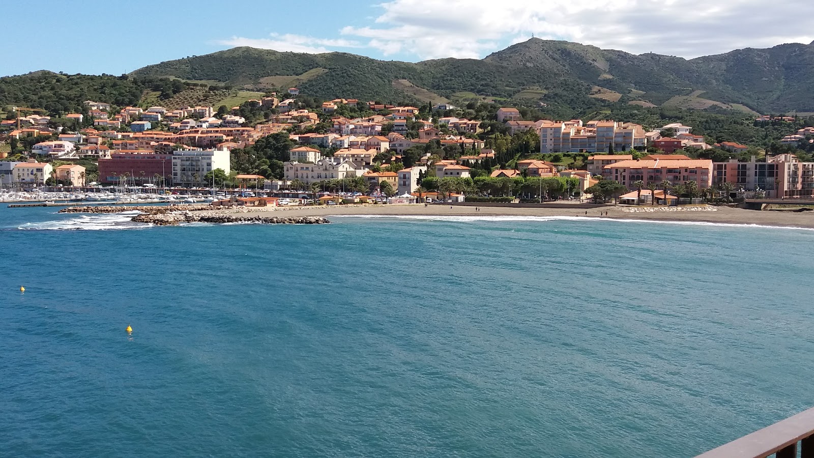 Banyuls sur Mer beach的照片 带有灰卵石表面