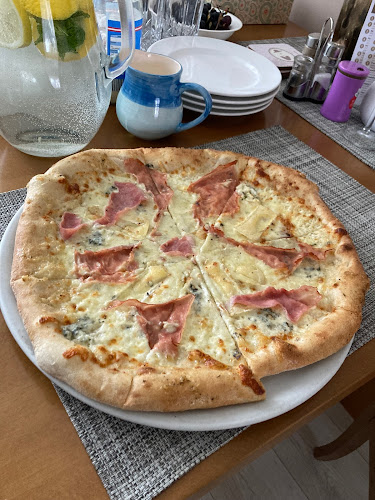 Pizza z kamenné pece