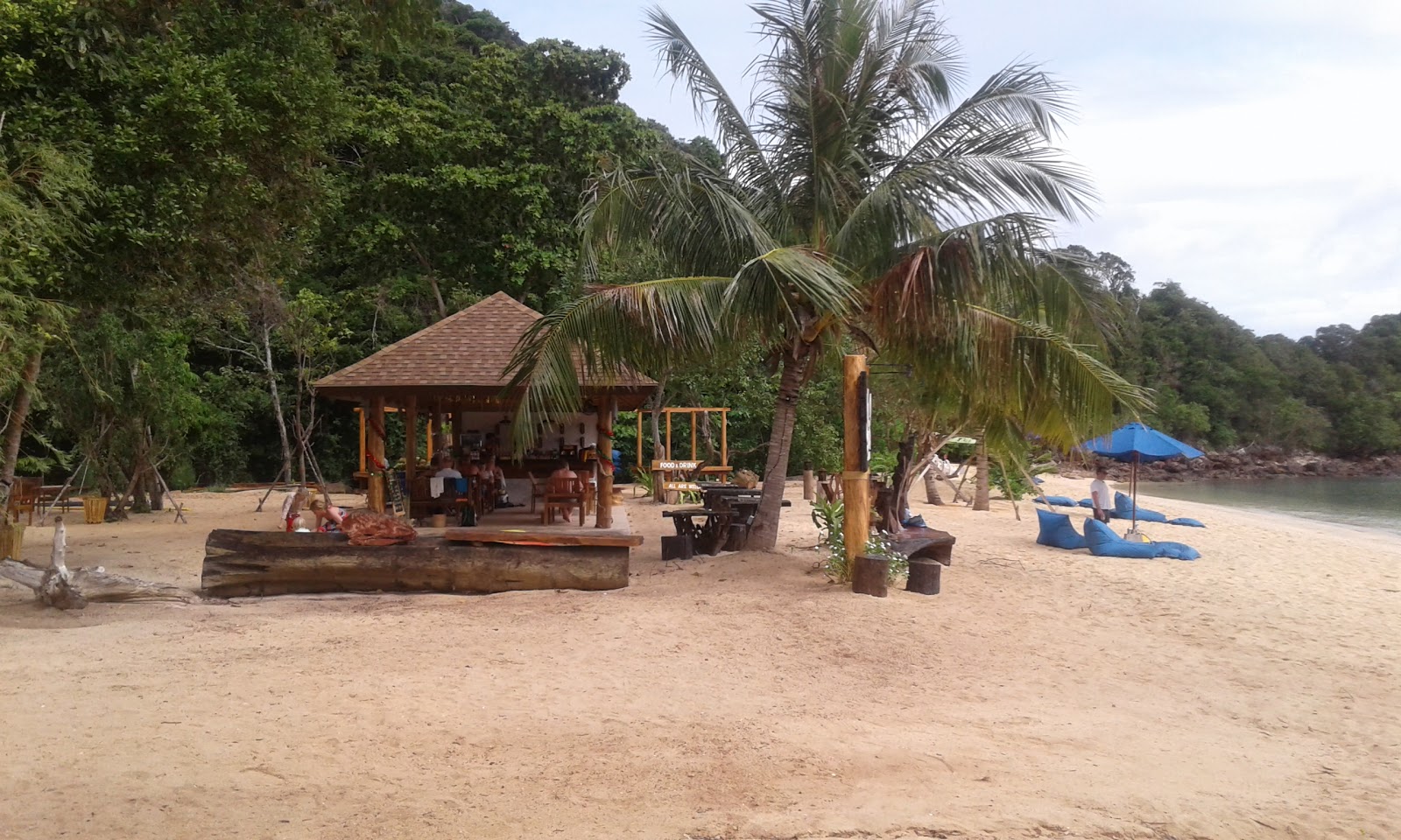 Fotografija Koh Ngai Paradise Beach priljubljeno mesto med poznavalci sprostitve