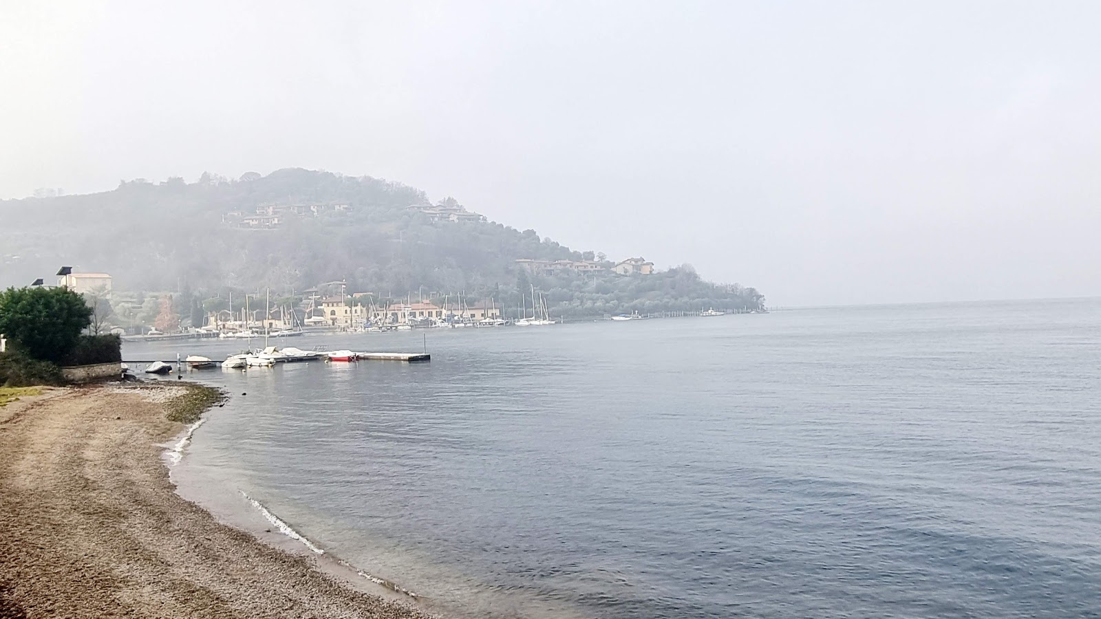 Foto van Spiaggia Sulzano en de nederzetting