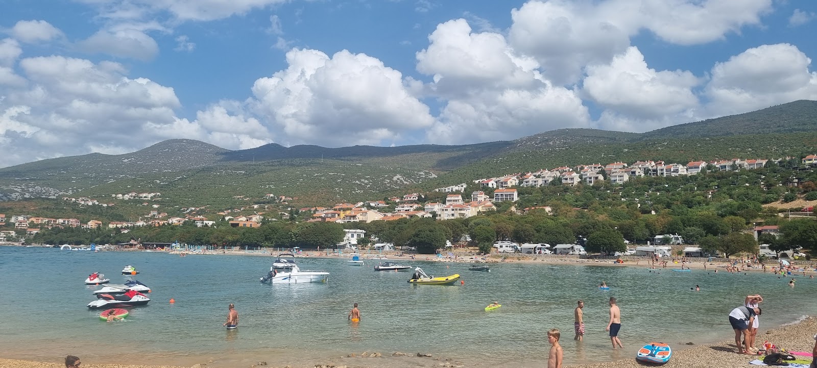 Plaza Klenovica'in fotoğrafı geniş bir kıyı şeridi ile birlikte