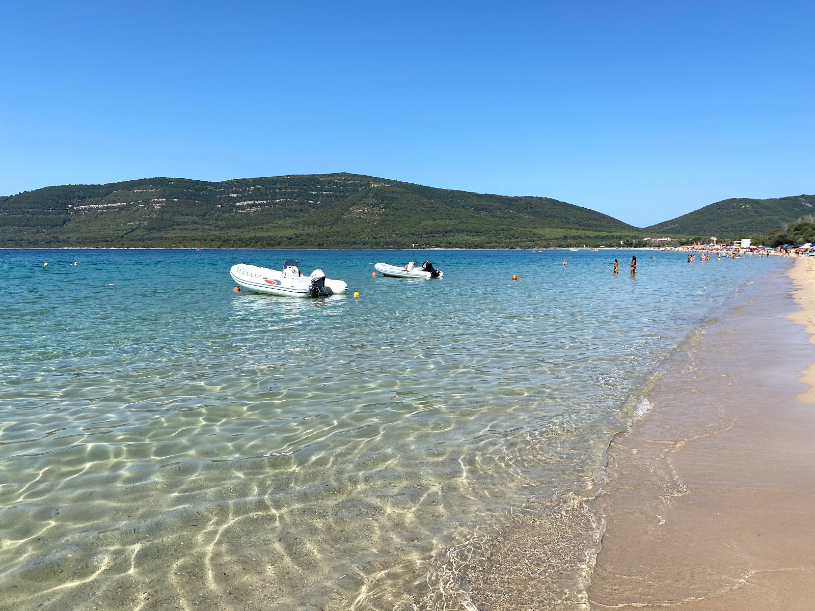 Foto de Praia de Mugoni com areia brilhante superfície