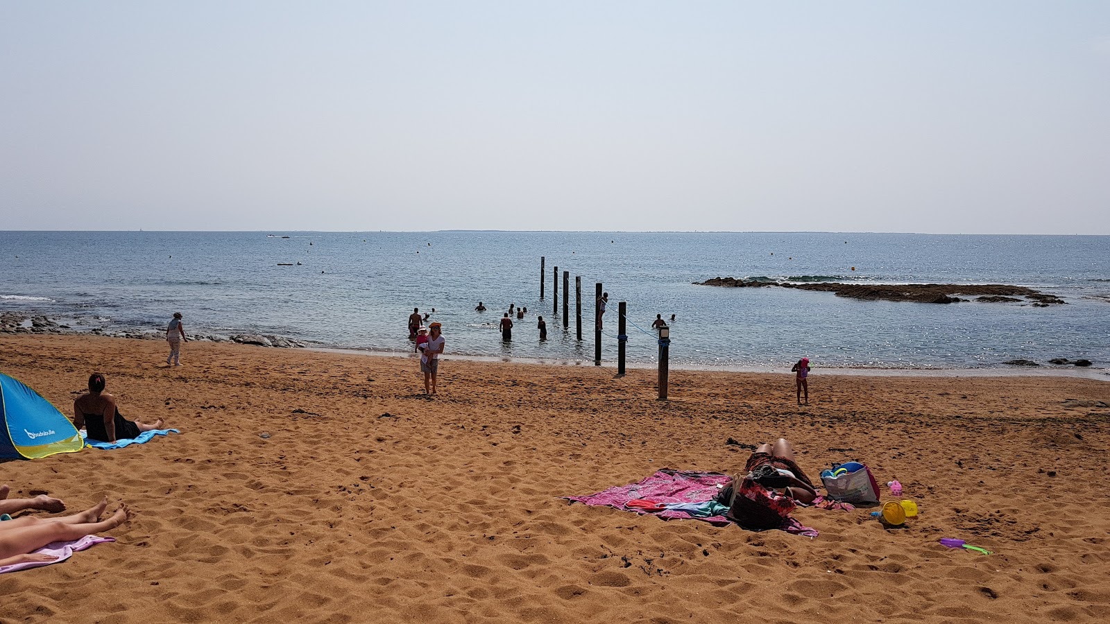 Plage du Port Meleu'in fotoğrafı geniş bir kıyı şeridi ile birlikte
