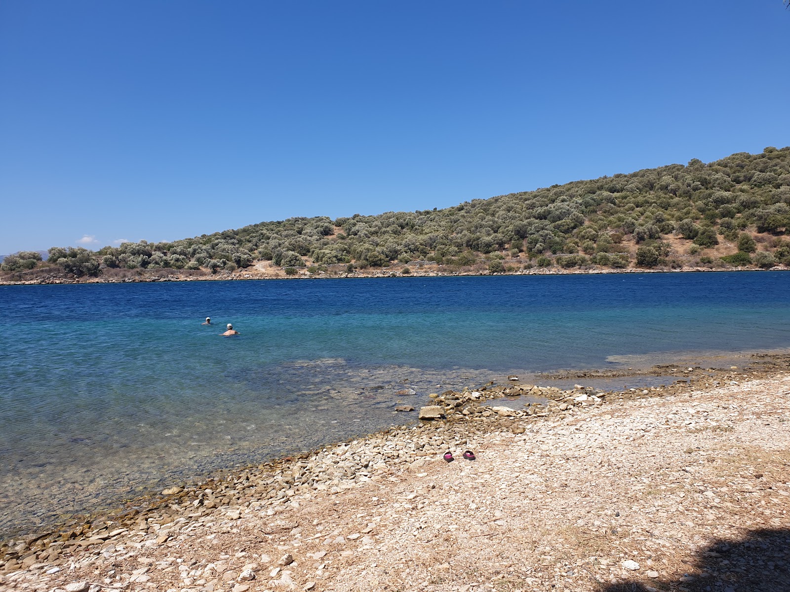 Φωτογραφία του Mpoufalo beach με καφέ άμμο και βράχια επιφάνεια