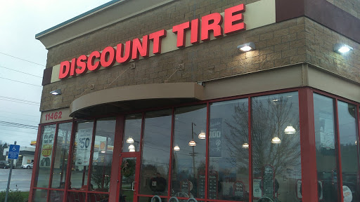 Tire Shop «Discount Tire Store - Tigard, OR», reviews and photos, 11462 SW Pacific Hwy, Tigard, OR 97223, USA