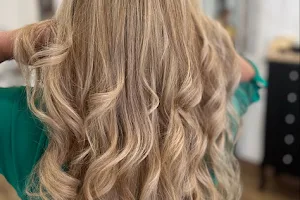 Cocada Peluquería, Estética y Barbería con Solarium, Oxígenoterapia, Alisado Brasileño, Productos Orgánicos, Especialistas en Rizos y Cortes a Navaja, Depilación Láser, Microblanding, Maquillaje y Recogidos para Novias y Eventos, Afeitados, Tratamientos F image