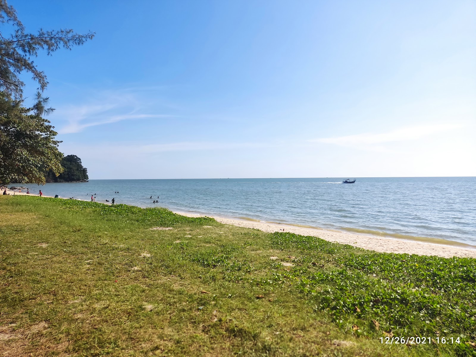 Teluk Bayu Beach'in fotoğrafı - rahatlamayı sevenler arasında popüler bir yer
