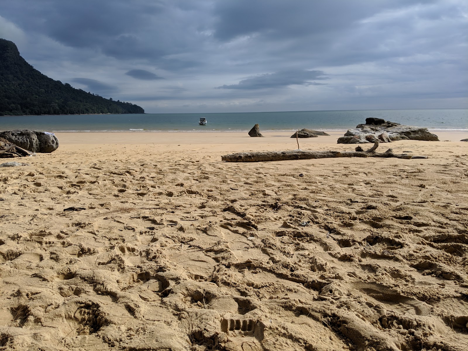 Foto di Telok Pasir Beach con una superficie del sabbia luminosa