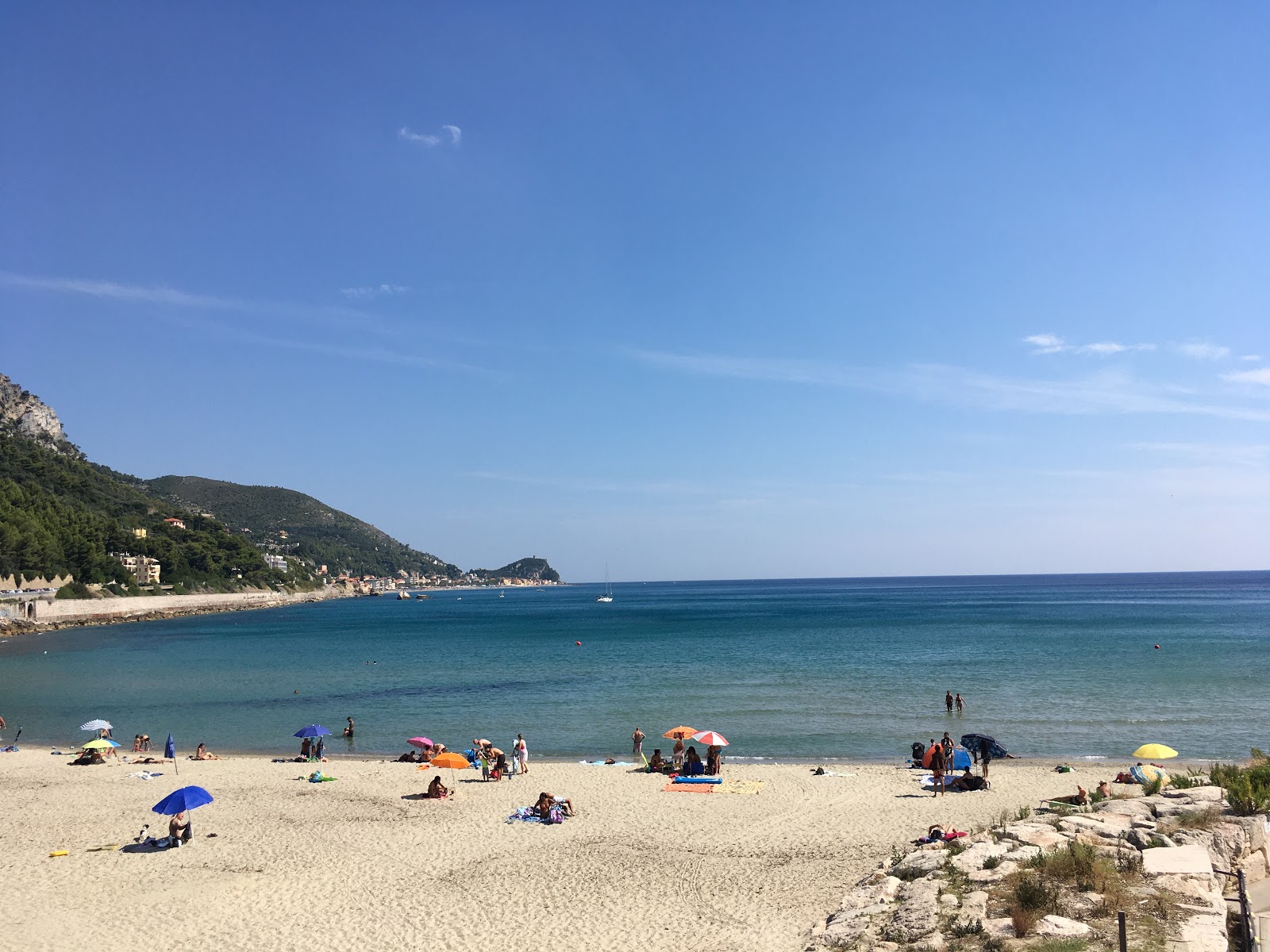 Photo de Spiaggia di Selva protégé par des falaises
