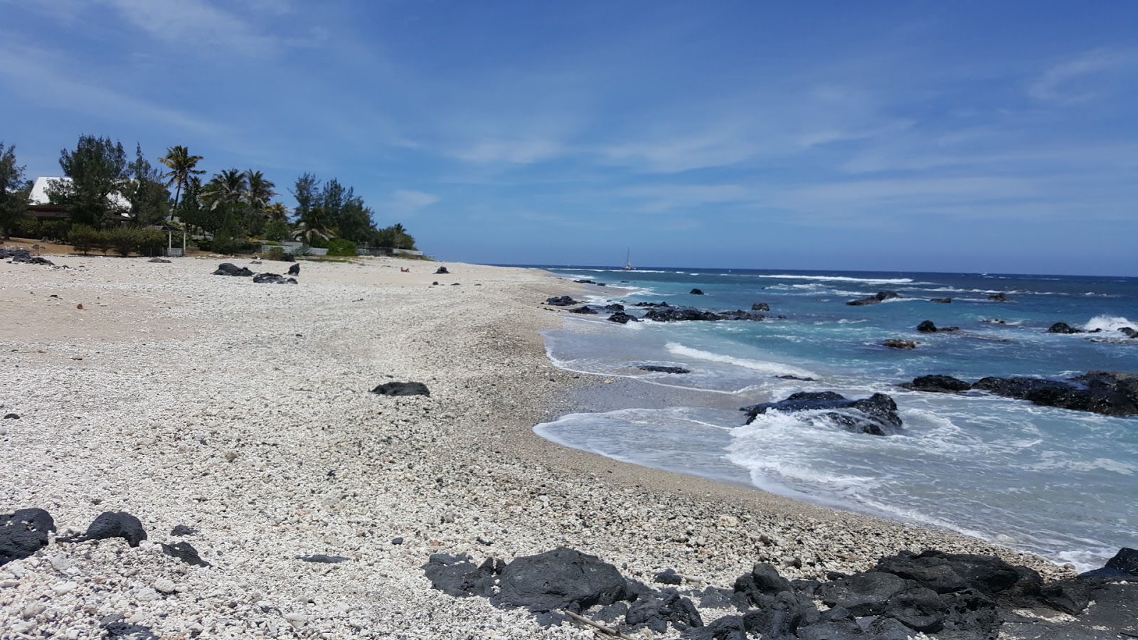 Foto de Pointe des Aigrettes beach com areia clara e seixos superfície