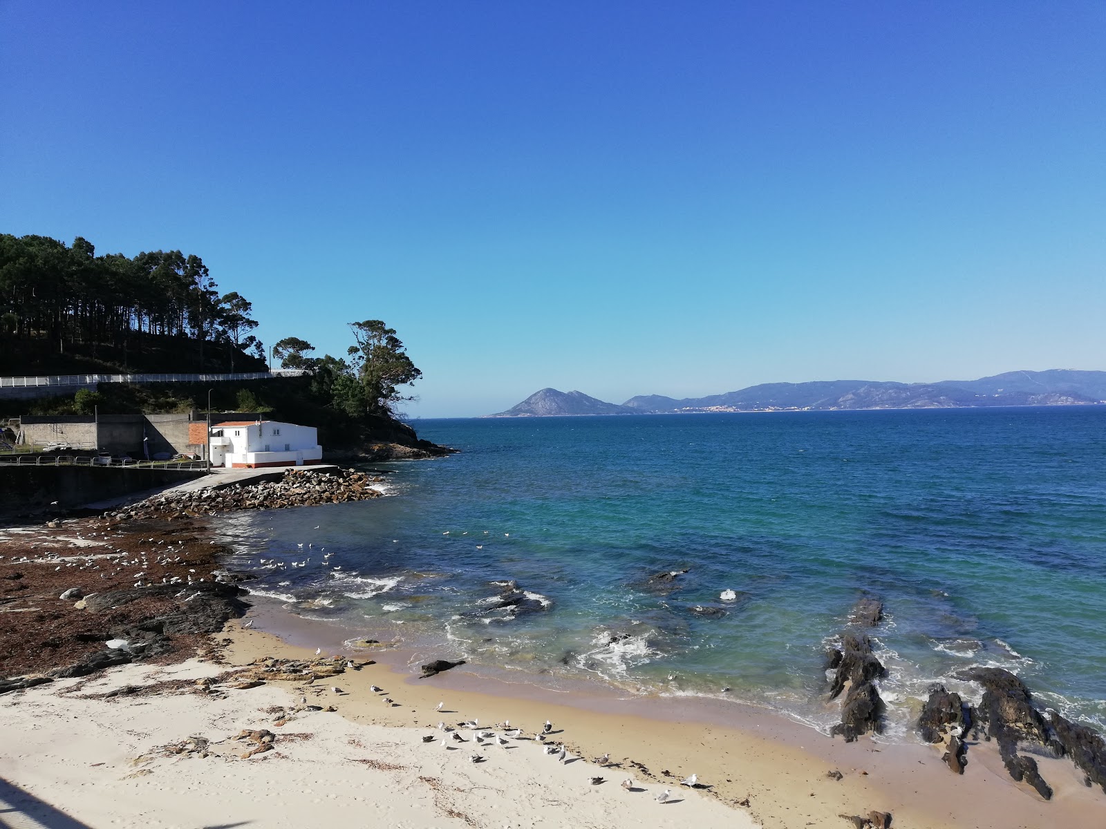 Fotografie cu Fonforron beach sprijinit de stânci